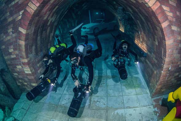 Diving at Deep Dive Dubai